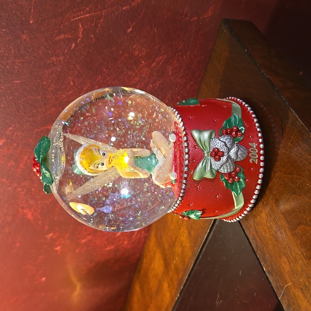 2004 - Disney Store Exclusive- Light Up Snow Flake Tinkerbell Holiday Snow Globe